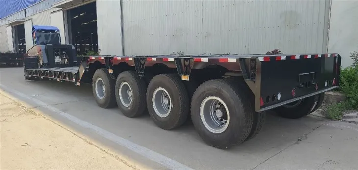 Vierassige transportoplegger met laag chassis